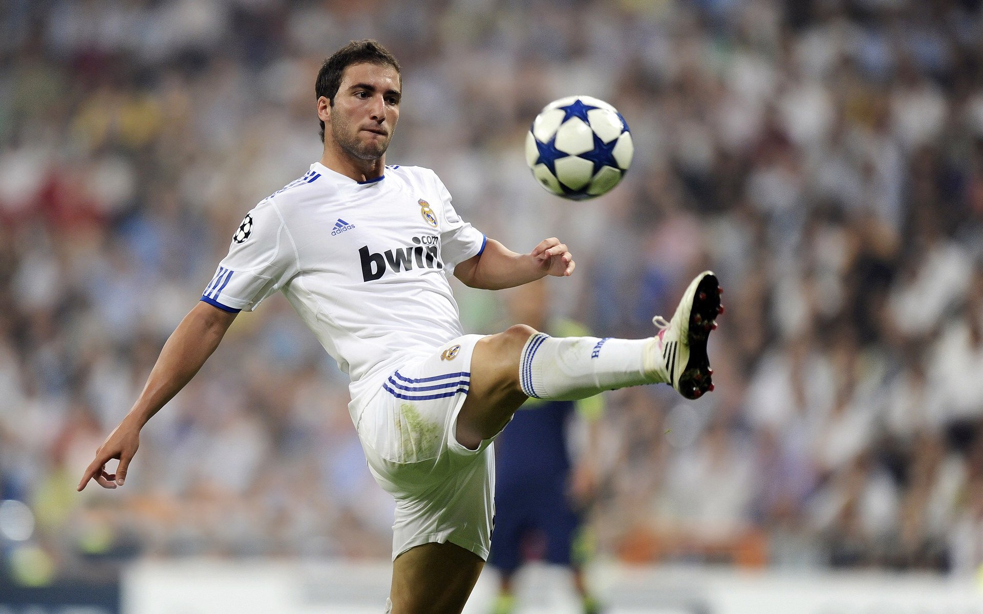 “英超领跑球队开启新一轮攻势”，英超son